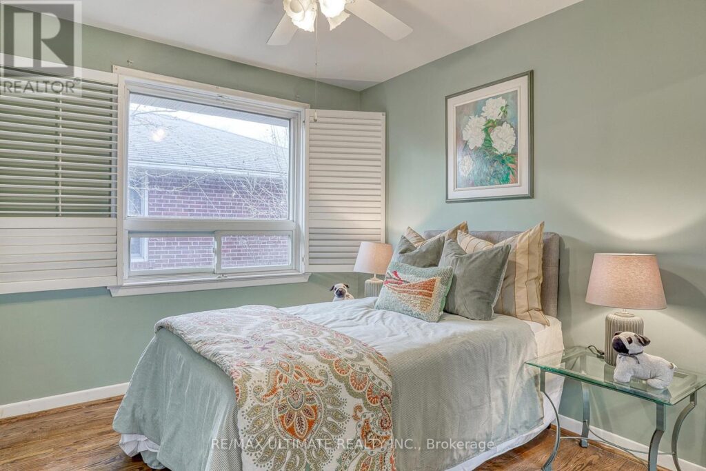 e12555726_13 Green bedroom